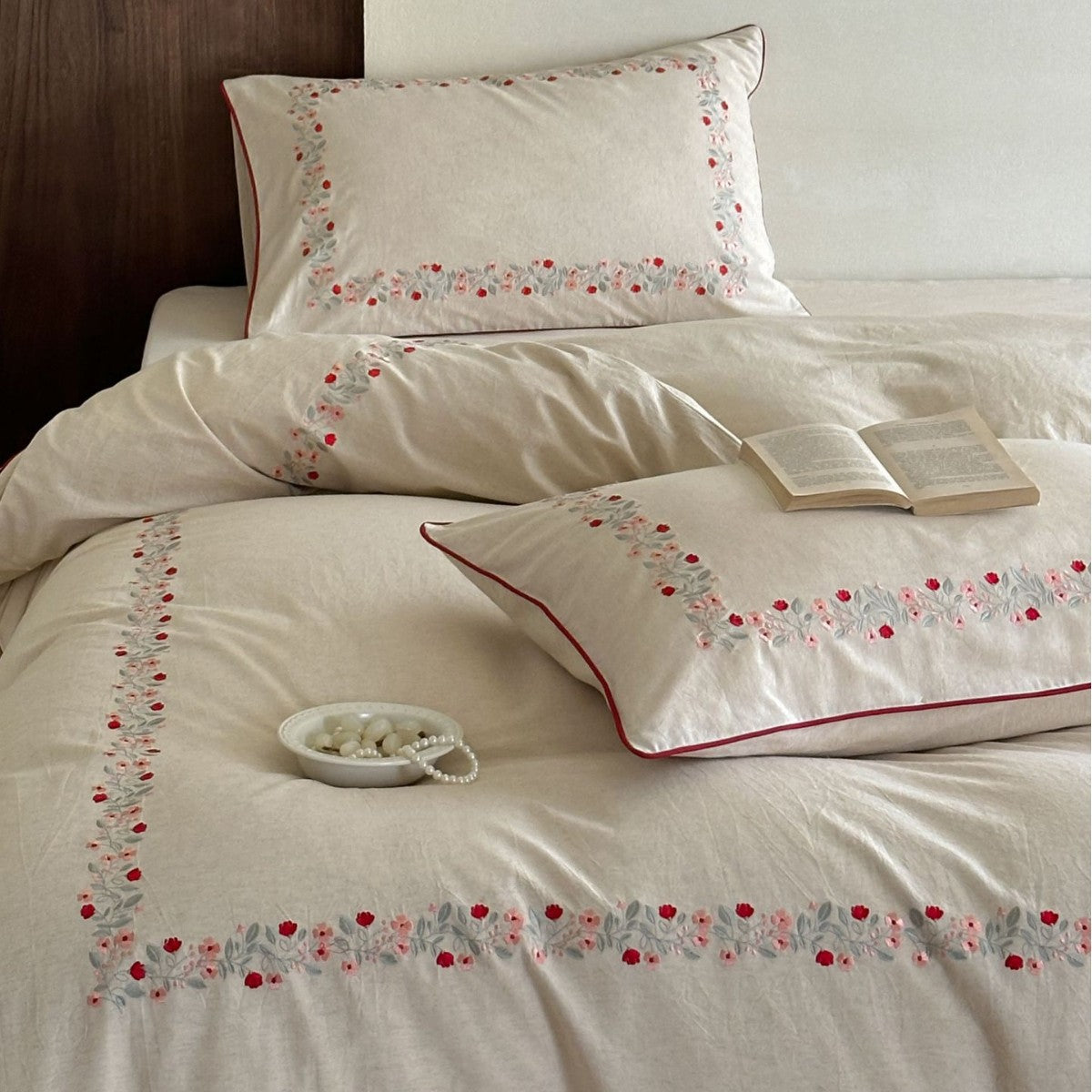 Leinen-Bettwäsche-Set mit floraler Stickbordüre