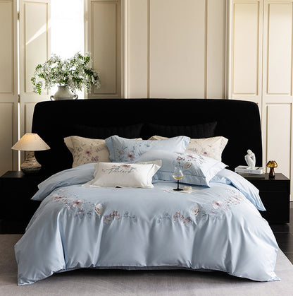 Luxuriöses besticktes Satin-Bettwäsche-Set mit floralem Eckmotiv und Kontrastpaspel