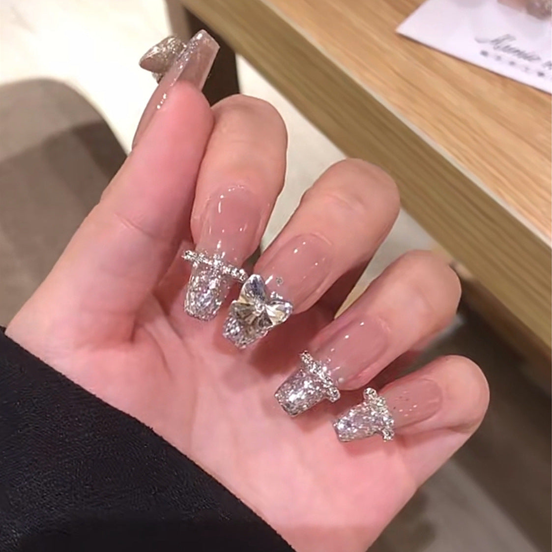 Glamouröse mit Strass verzierte Press-On Nagelset Brehn