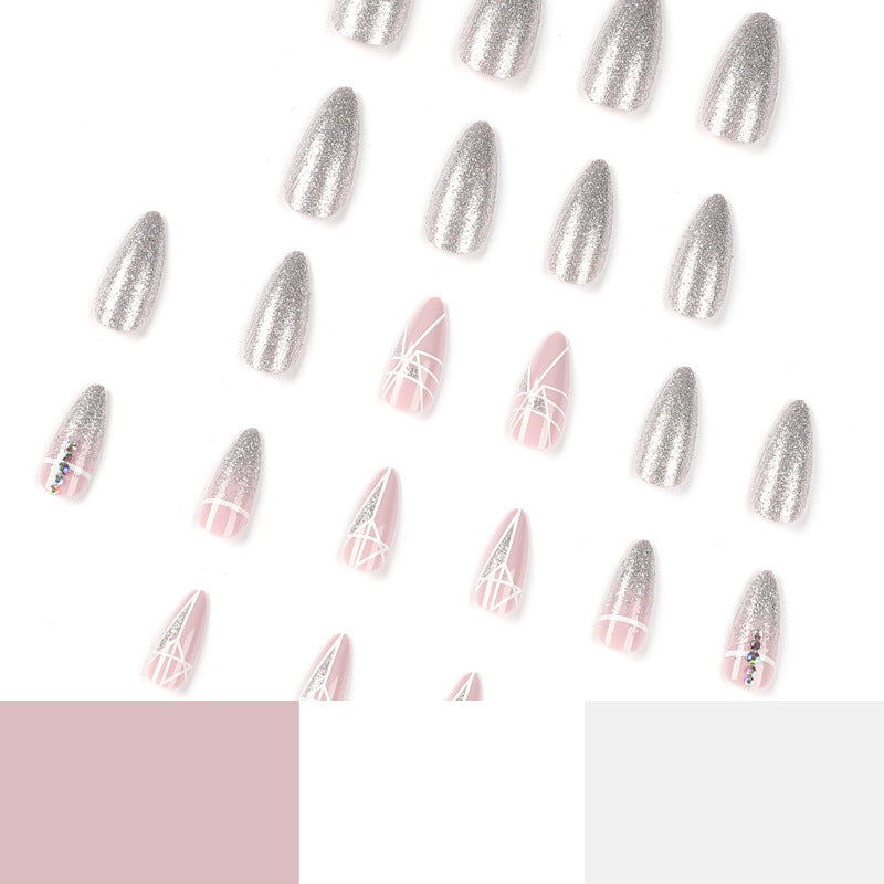Kunstvolle Nagelverlängerungen mit Glitzer- und geometrischen Designs Brehn