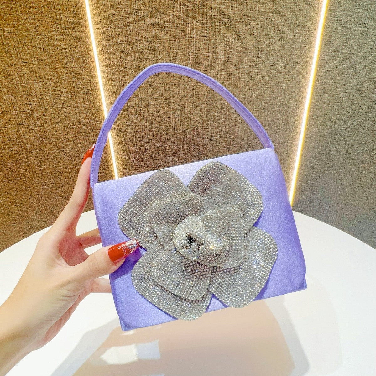 Blumengesteckte Abendtasche mit Strassverzierung