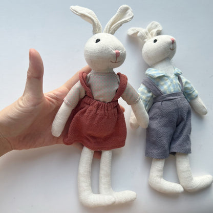Handgemachte Leinenkaninchenpuppe mit kariertem Baumwollkleid