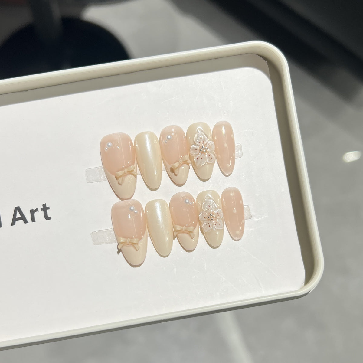 Dekoratives Press-On Nagelkunstset mit Schleife und floralem Schmuck Brehn