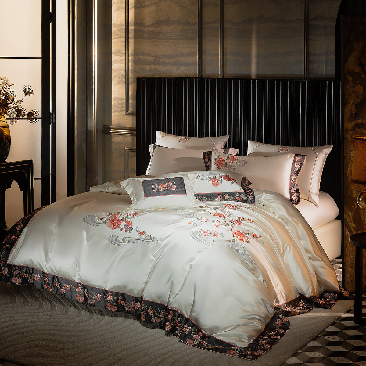 Luxuriöser Satin-Feel gestickter Bettbezug Set mit floralem Applikation