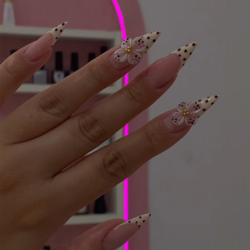 Kunstnagelset mit eleganten Blüten- und Punktemotiven Brehn
