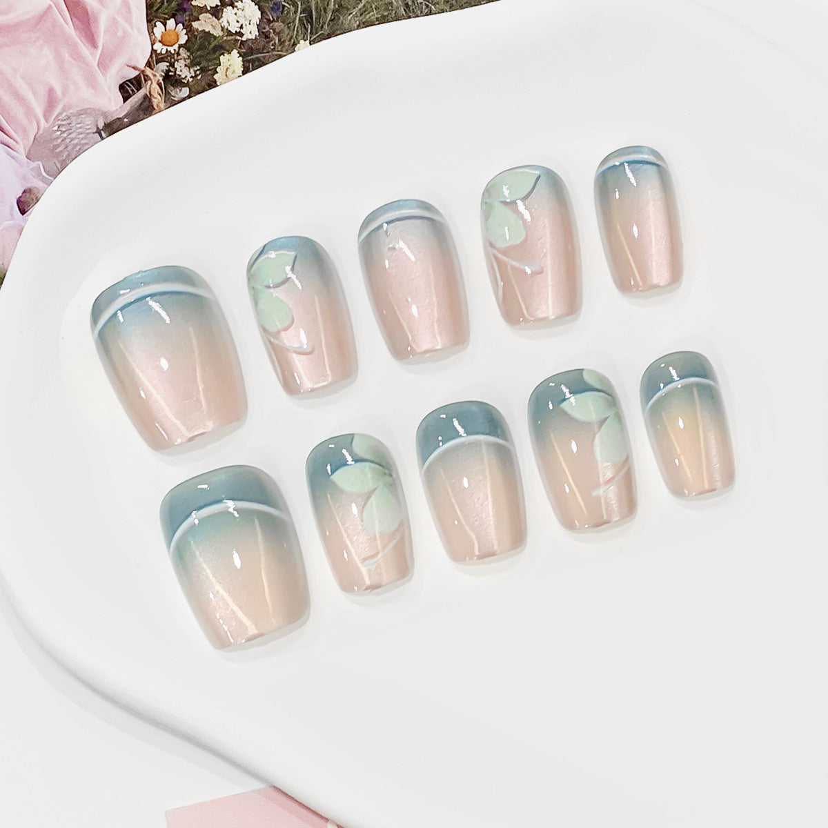 Kunstnägel mit elegantem Blumendesign Brehn