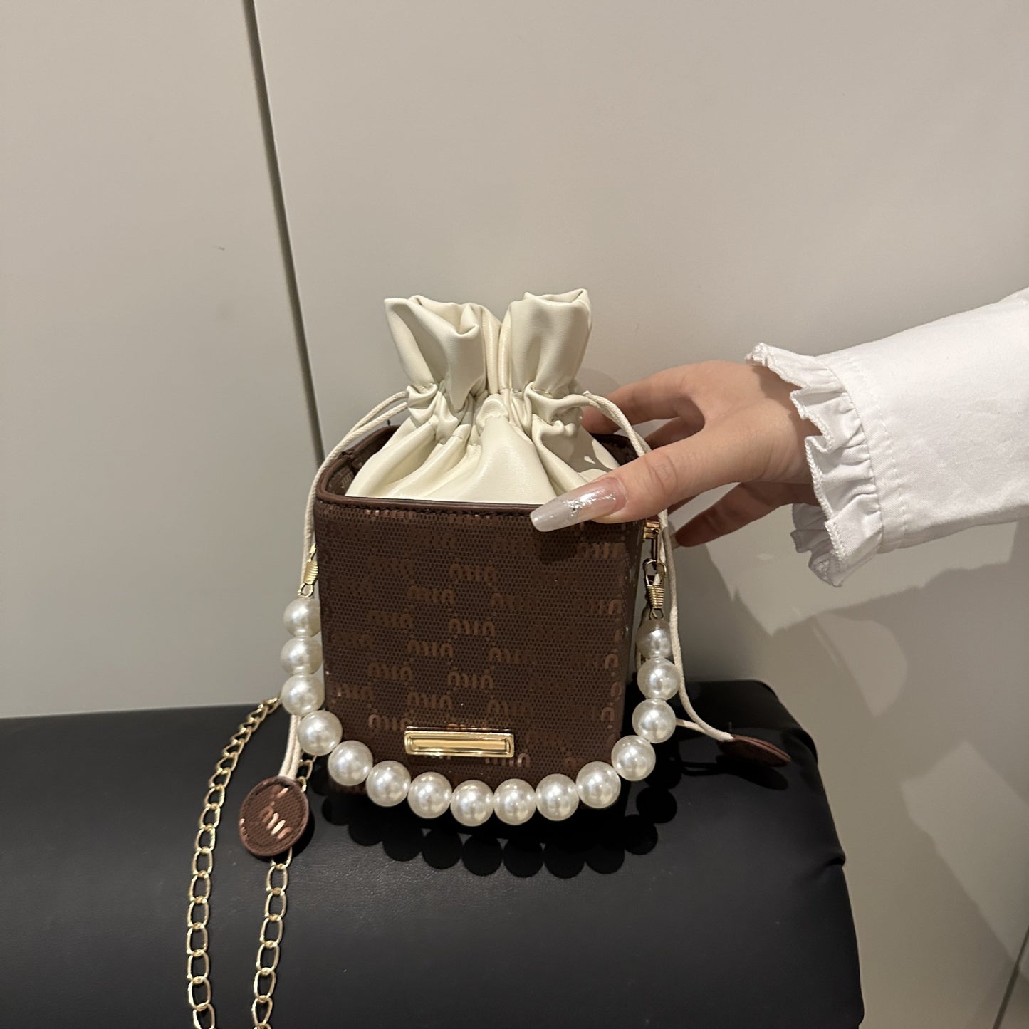 Elegante Mini-Eimer-Tasche mit Perlenhenkel Brehn