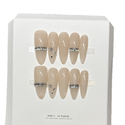 Elegantes Stiletto Press-On Nagelset mit Diamantakzenten Brehn