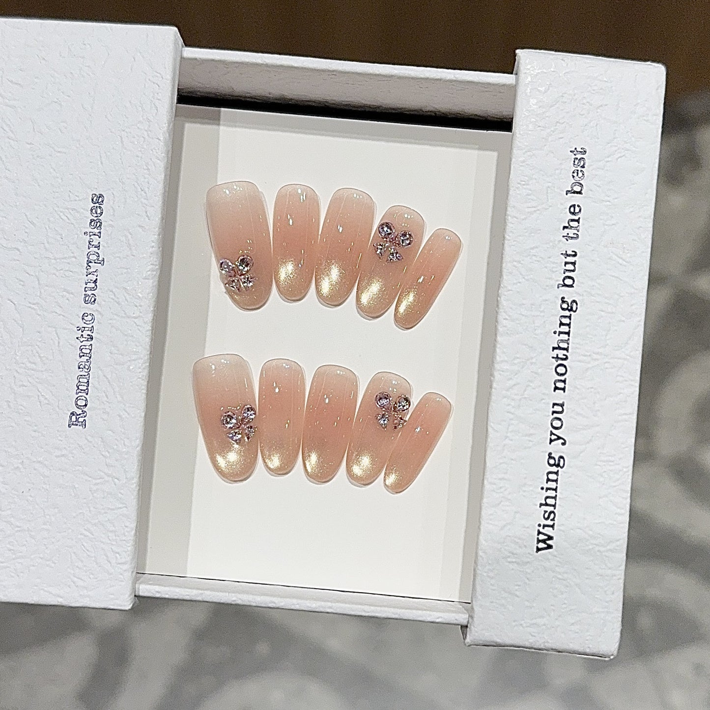 Elegante Kunstnägel mit Glitzer und Floralem Design Brehn