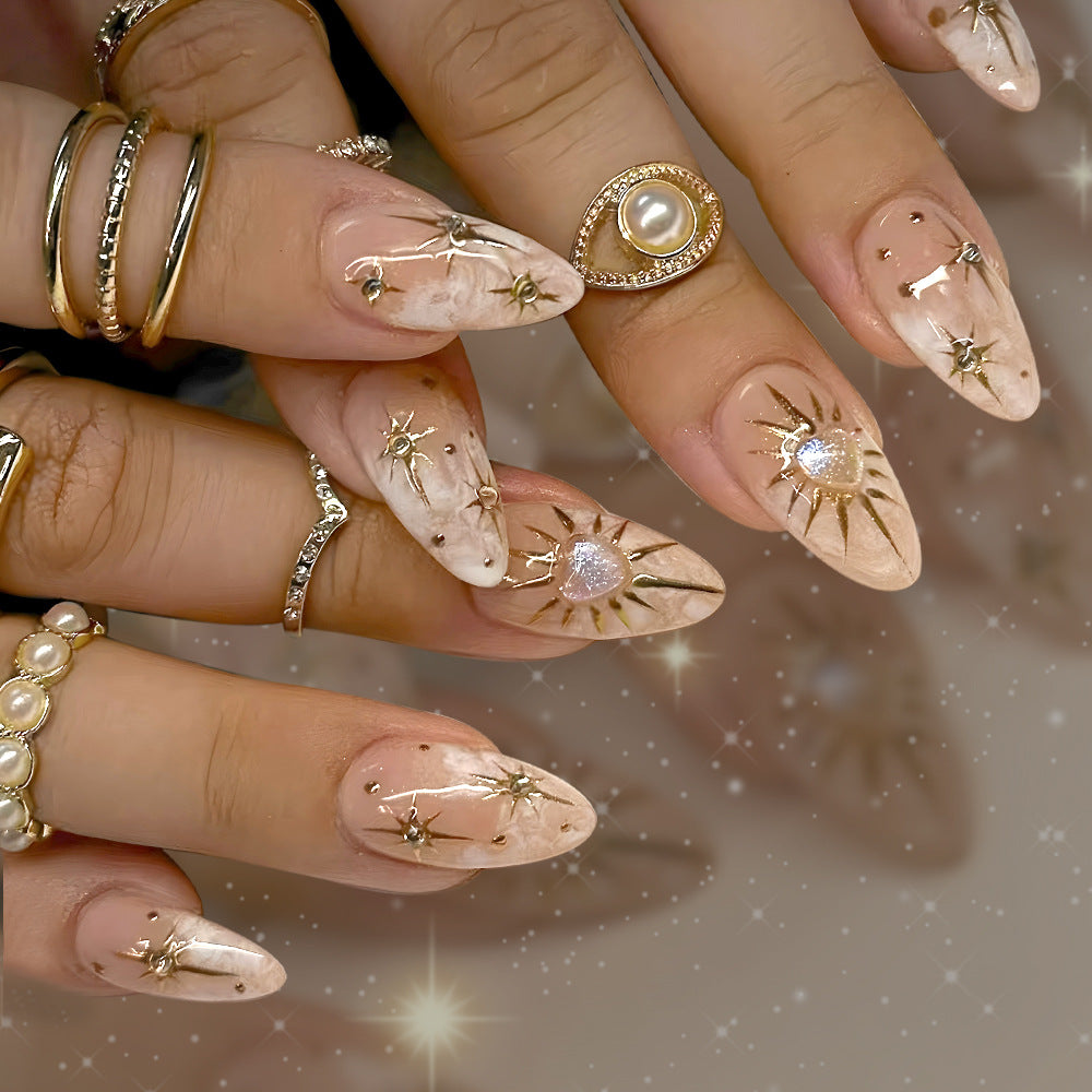 Dekoratives Nagelkunst-Set mit luxuriösen metallischen Akzenten Brehn