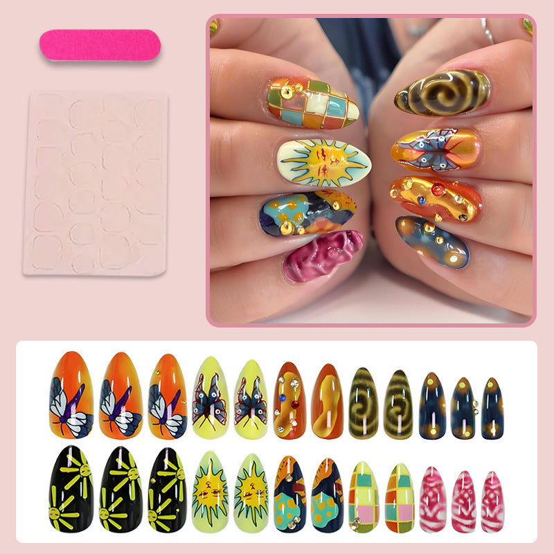 Kunstnagelset mit kreativen Sommer-Motiven und funkelnden Akzenten Brehn