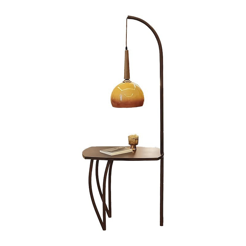 Moderner minimalistischer Stehlampe mit integriertem Beistelltisch
