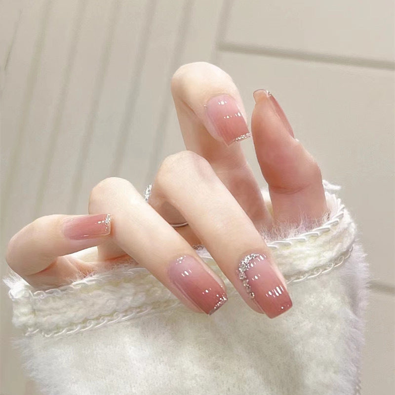 Elegante Ombre Press-On Nagelset mit dekorativen Strassakzenten Brehn