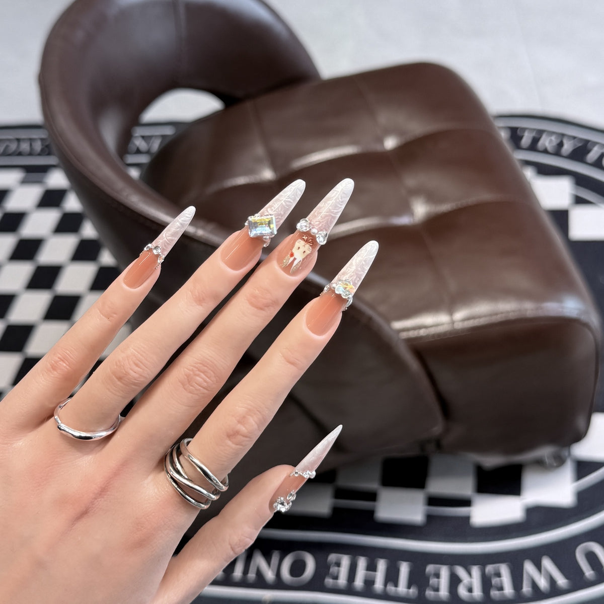 Glamouröse Stiletto Press-On Nagelkunstset mit eleganten dekorativen Elementen Brehn