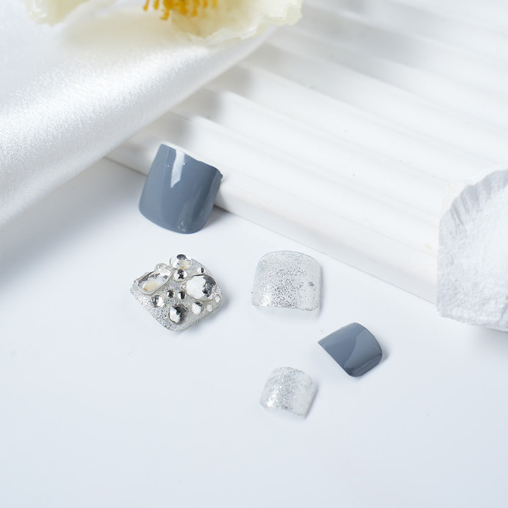 Glamouröse mit Rhinestones verzierte Nagelspitzen Brehn