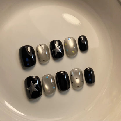 Künstlerisches Press-On Nagelset mit himmlischen Designs