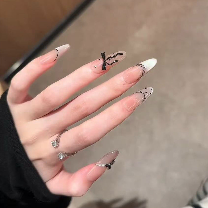 Künstlerisches Press-On-Nagel-Set mit elegantem Bogen und Musterdetails Brehn