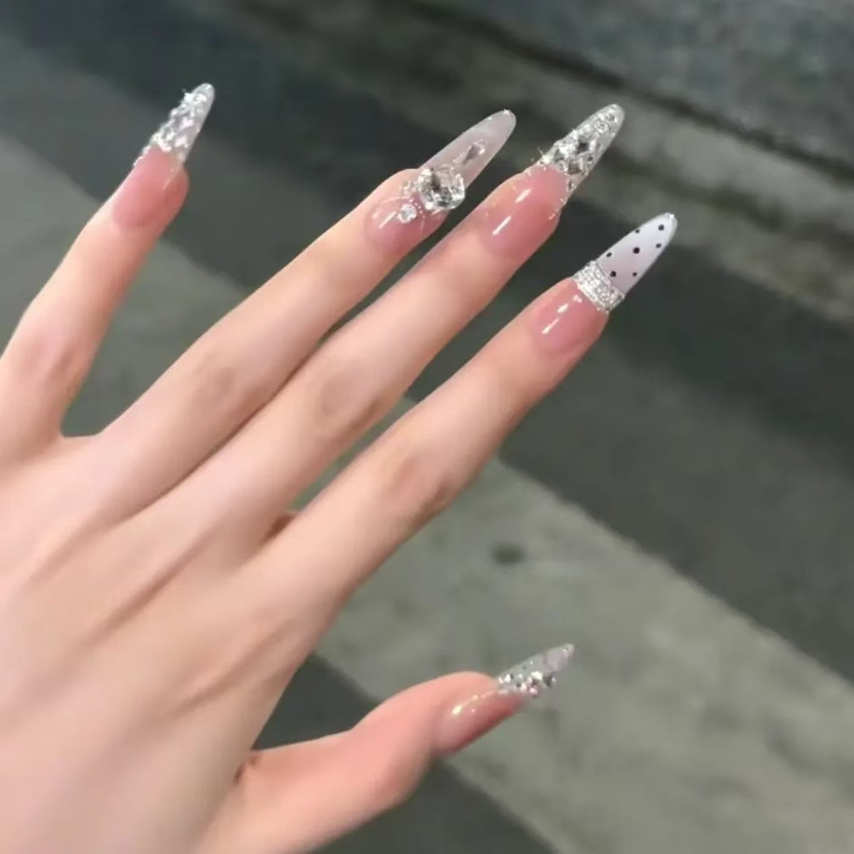 Dekorative Stiletto-Nagelkunstverlängerungen mit Kristallakzenten
