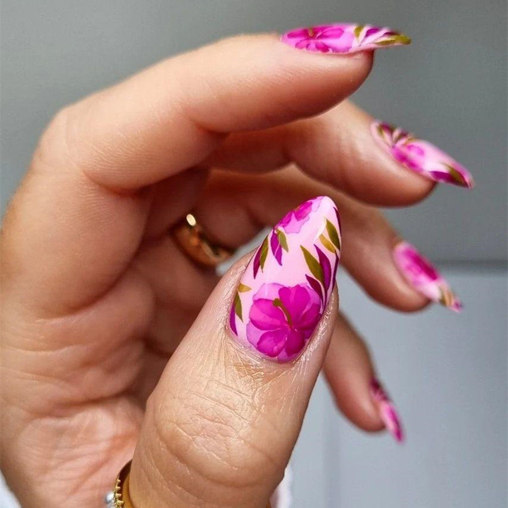 Kunstnägel mit aufregendem floralen Design Brehn