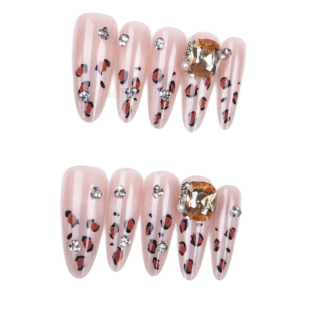 Kunstnägel mit Elegantem Leo-Motiv und Glitzerdetails Brehn