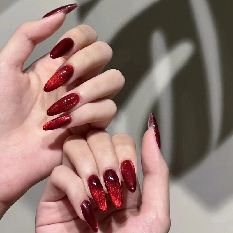 Kunstvolle Stiletto-Nägel mit Glitzer und Glamour Brehn