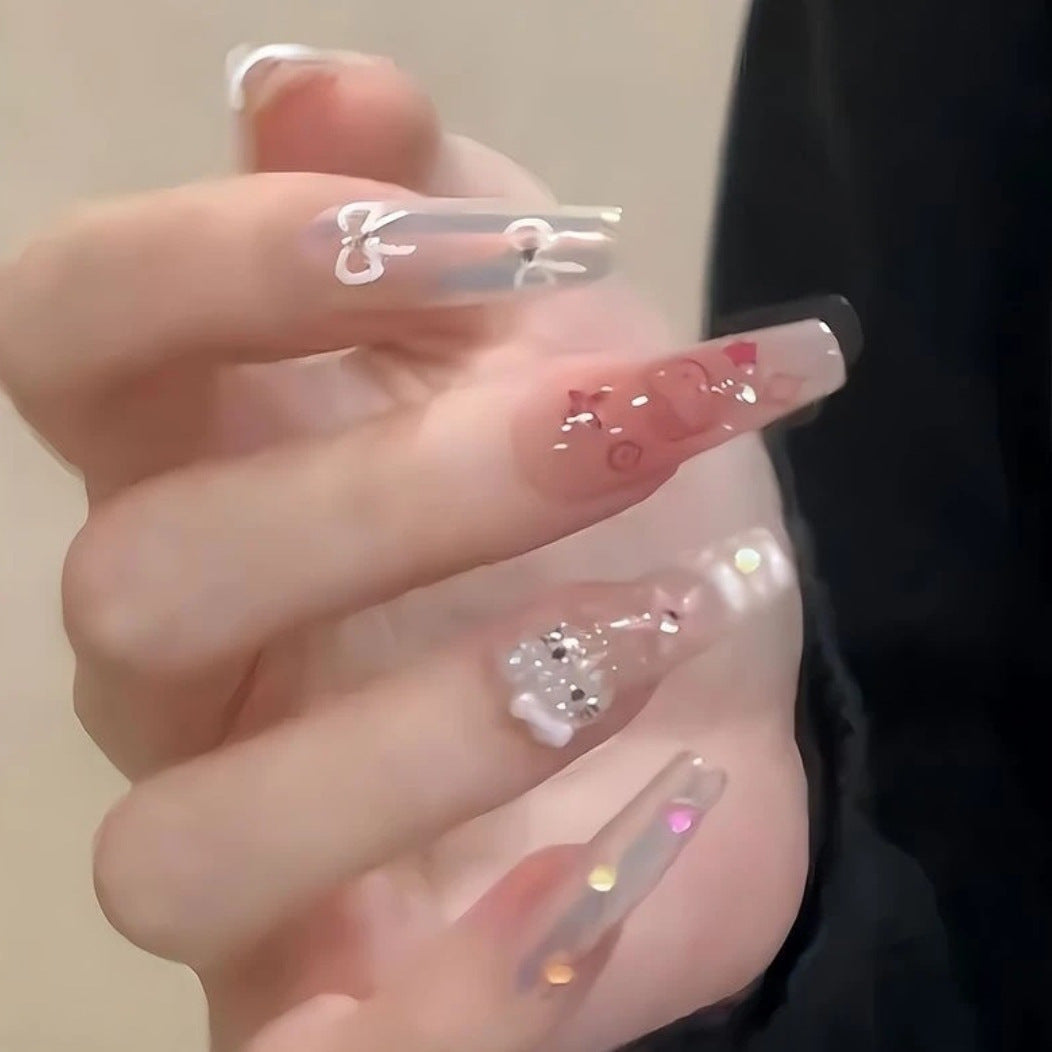 Künstlerische Press-On-Nagelverlängerungen mit floralen Verzierungen Brehn