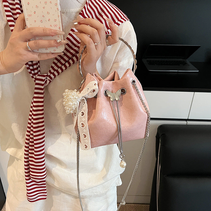 Stylische Handtasche mit Schmetterlingsdetail Brehn