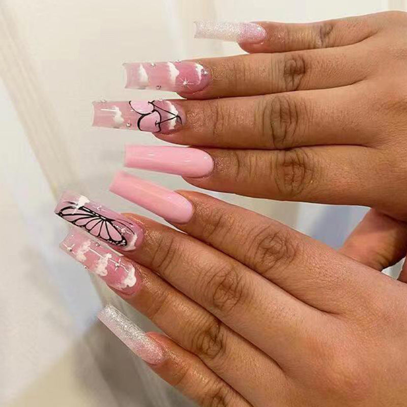 Kunstnagelset mit romantischen Schmetterlingsdesigns und Glitzerakzenten Brehn