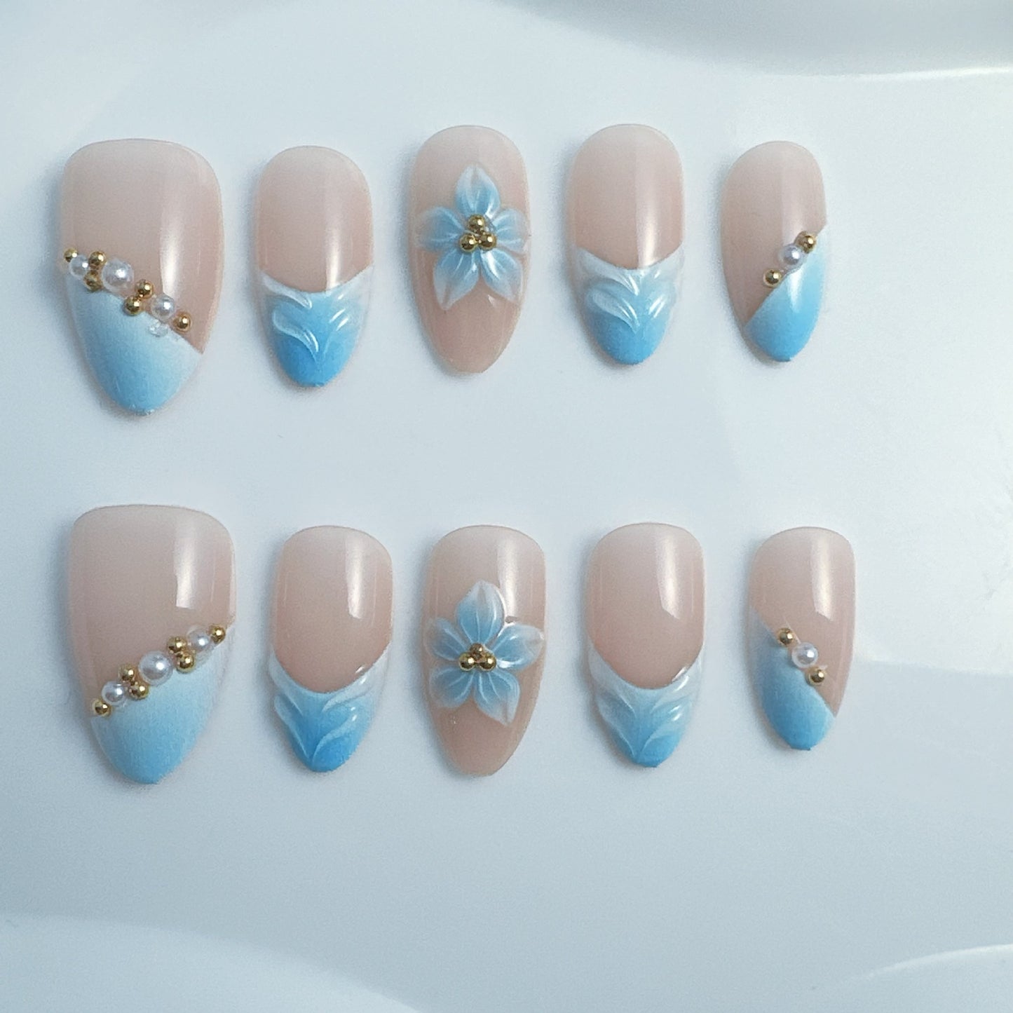 Elegante Kunstnägel mit blumigen Akzenten Brehn