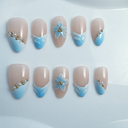 Elegante Kunstnägel mit blumigen Akzenten Brehn