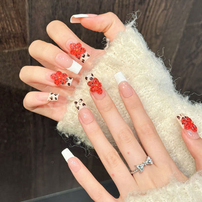 Künstlerisches Nagelkunst Press-On Set mit floralen Akzenten