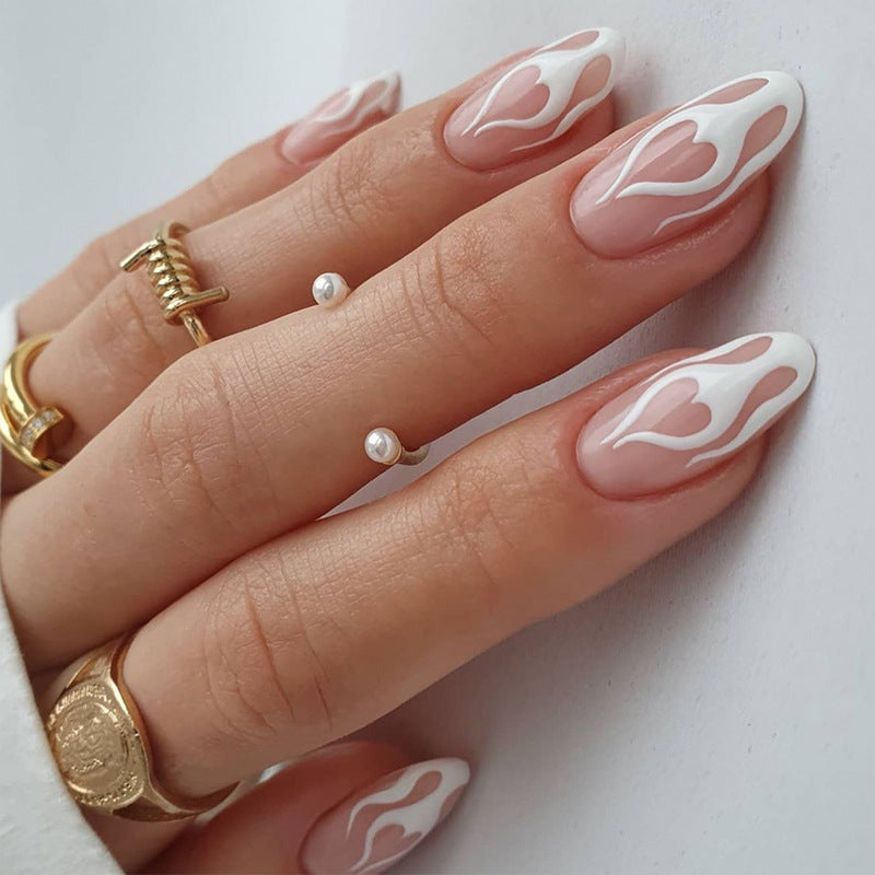 Kreative Nagelkunst mit Herz-Design Brehn