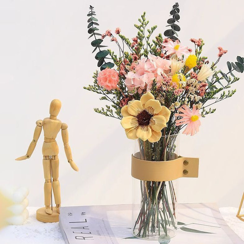 Elegante Blumenarrangement in Glasvase