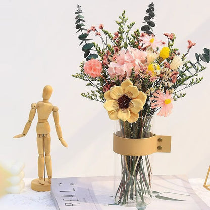 Elegante Blumenarrangement in Glasvase