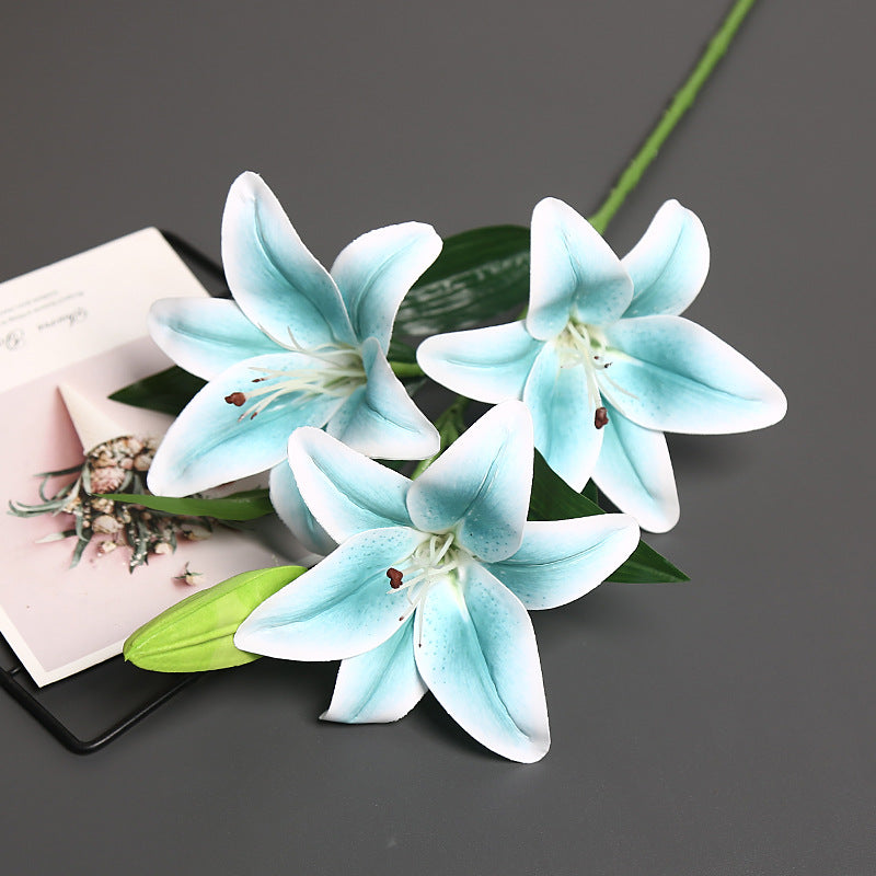 Lebensechter künstlicher Lilienstrauß