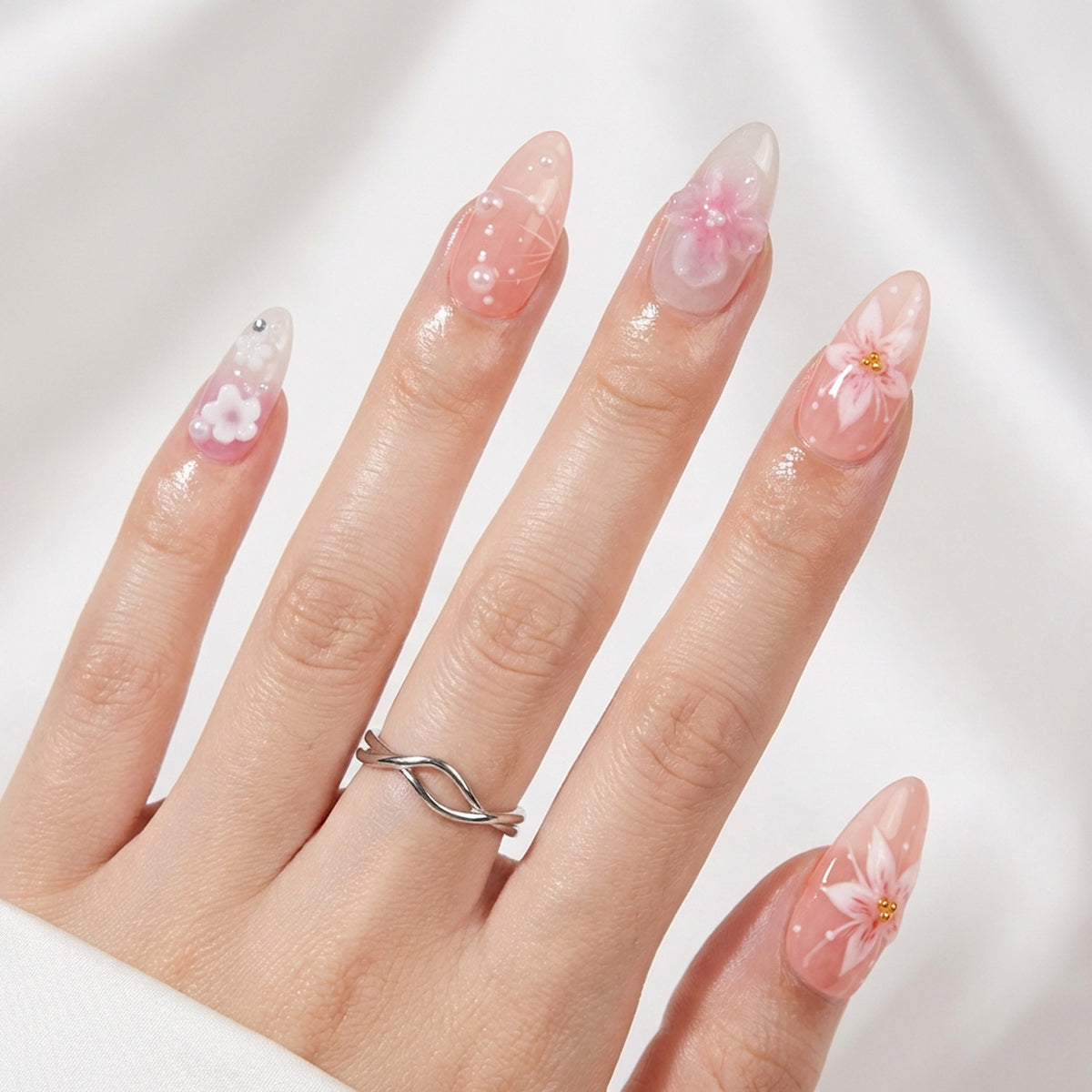 Kunstvolle und kreative Nagelverlängerungen mit floralen Akzenten Brehn