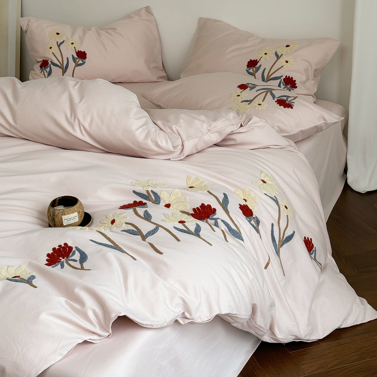 Besticktes Baumwollsatin-Bettwäscheset mit zarter Blumenstickerei und Kissenbezügen
