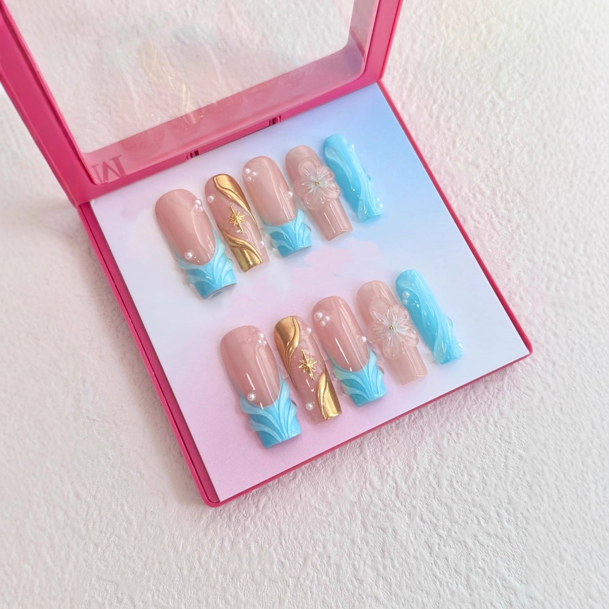 Künstlerische Press-On-Nagelset mit floralen und goldenen Akzenten