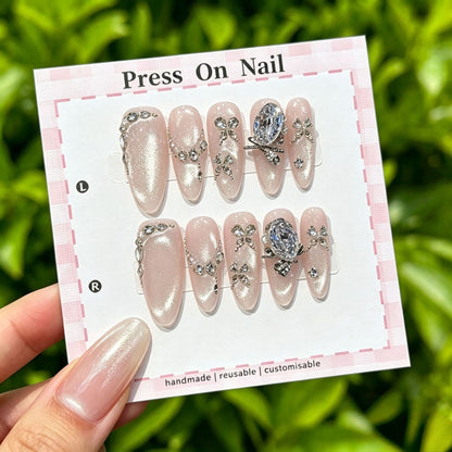 Künstlerisches Press-On Nagelset mit floralen und gemusterten Designs