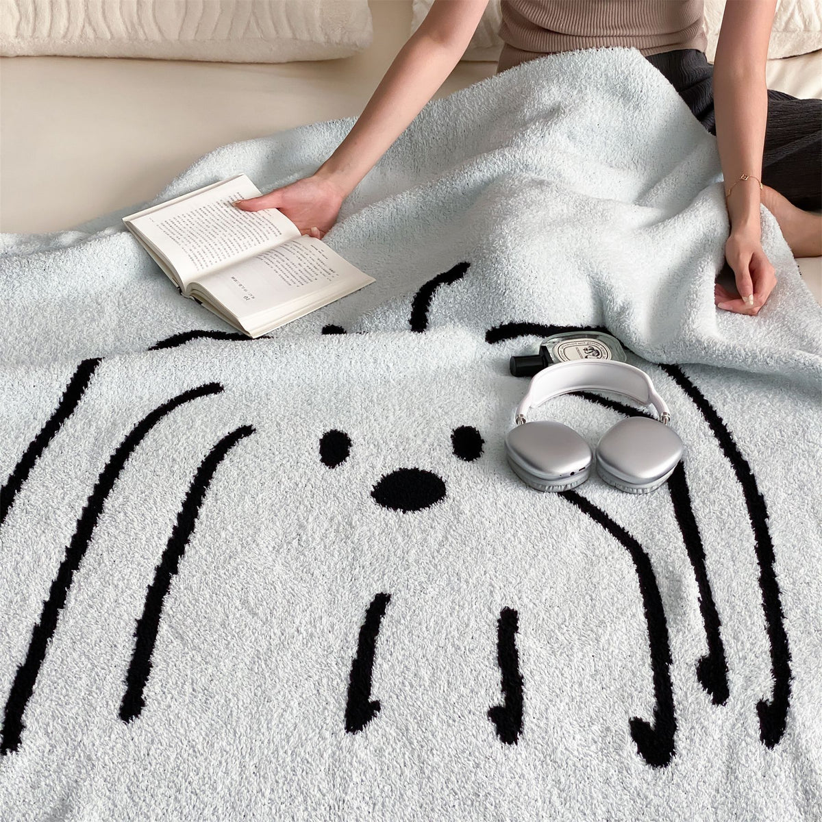 Wendbare Kuscheldecke aus Frottee mit dekorativem Hundemotiv