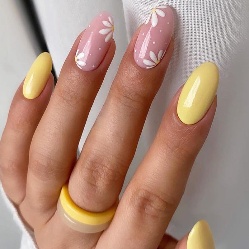 Kunstvolle Nagelkunst mit Floralen Akzenten Brehn
