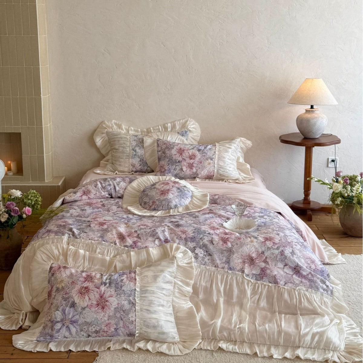Romantisches Satin-Bettwäsche-Set mit floralem Muster, Volant und Rundkissen