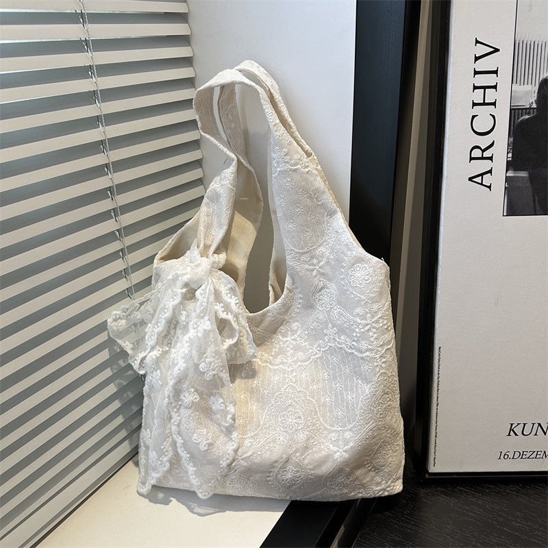 Elegante Schultertasche mit Spitzenbesatz Brehn
