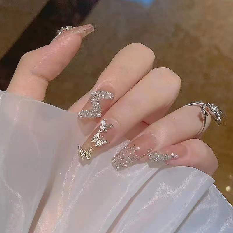 Kunstnägel mit funkelnden Strass- und Schleifenakzenten Brehn