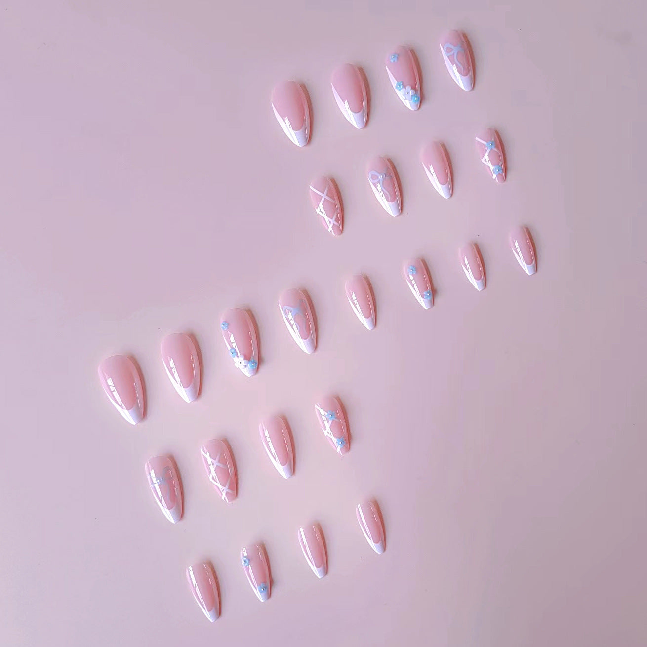 Kunstnagelset mit eleganten 3D-Blüten und glamourösen Akzenten Brehn