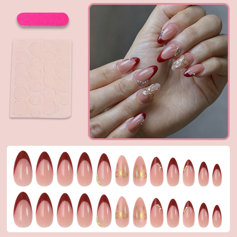 Kunstnagelset mit eleganten Verzierungen und glänzenden Akzenten Brehn
