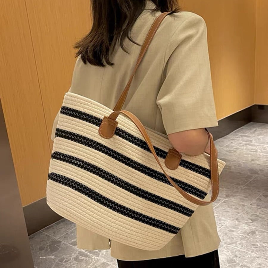 Stylische Strohtasche mit Kontrastierenden Streifen Brehn