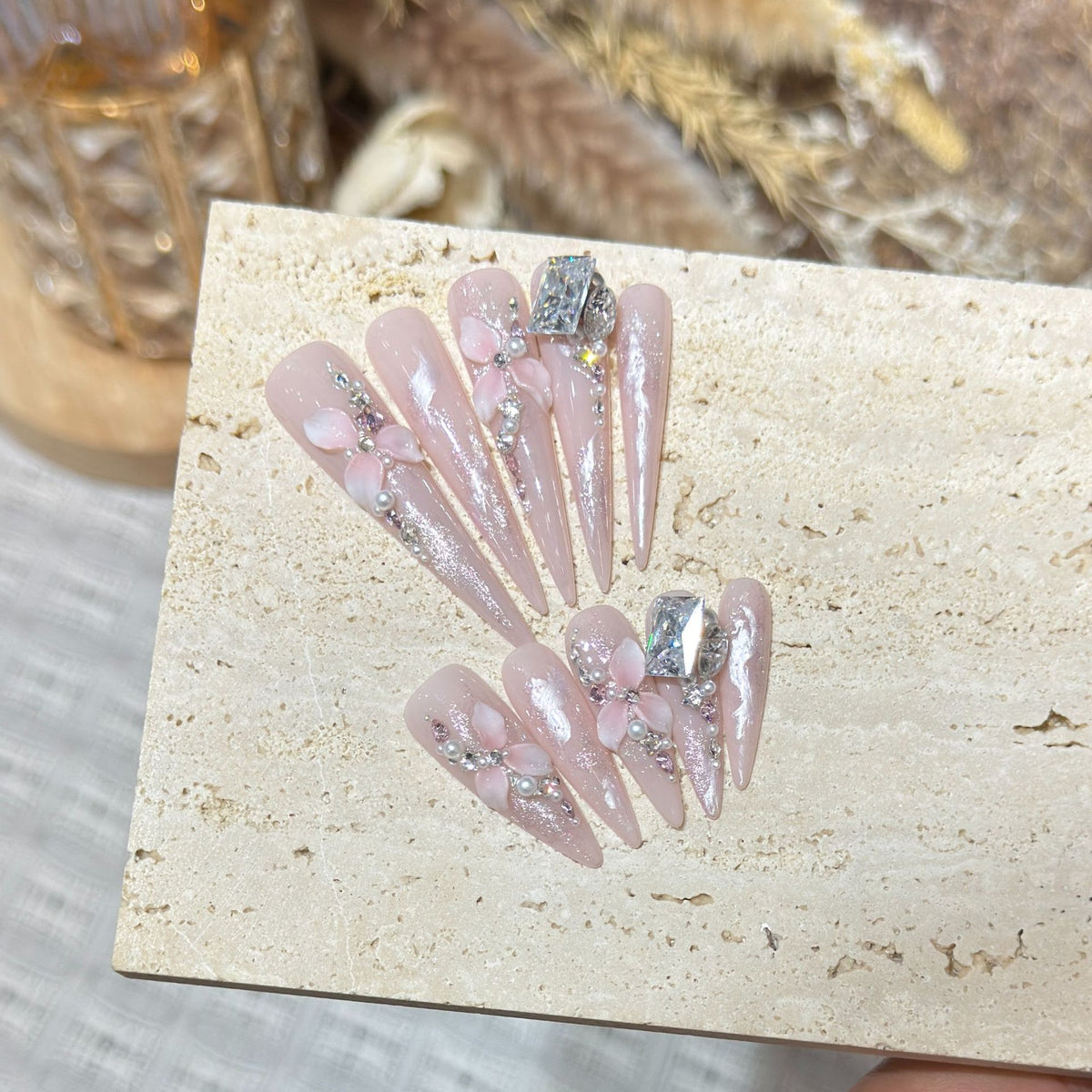 Künstlerisches dekoratives Stiletto Press-On Nagelset mit floralen Akzenten Brehn