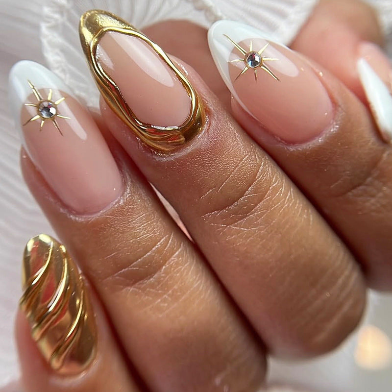 Dekoratives Press-On Nagelkunstset mit hochwertigen goldenen Akzenten Brehn