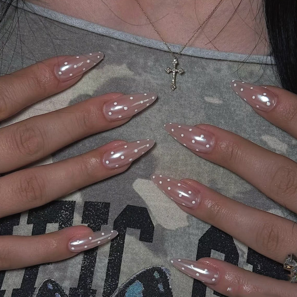 Kunstvolle Nagelverlängerungen mit Glitzer und Punkten Brehn